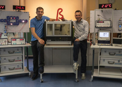 Herr Metelmann (li) und Herr Ziege (re) sind Physiklehrer mit Leidenschaft. Für den Unterricht in der Sekundarstufe I erhalten sie Unterstützung durch die Kolleginnen Frau Martini und Frau Scheffler.