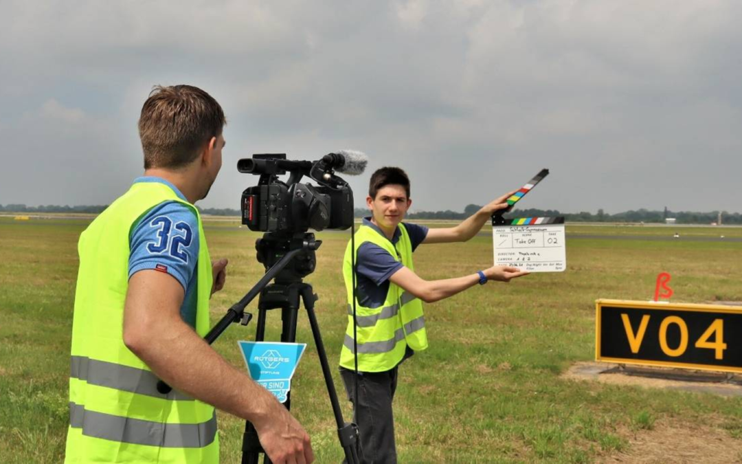 Herr Metelmann dreht am Düsseldorfer Flughafen für seinen Youtube-Kanal