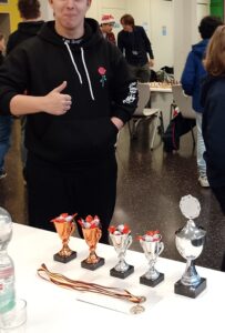 Ein Schüler der Realschule Benrath freut sich auf seinen Siegerpokal.